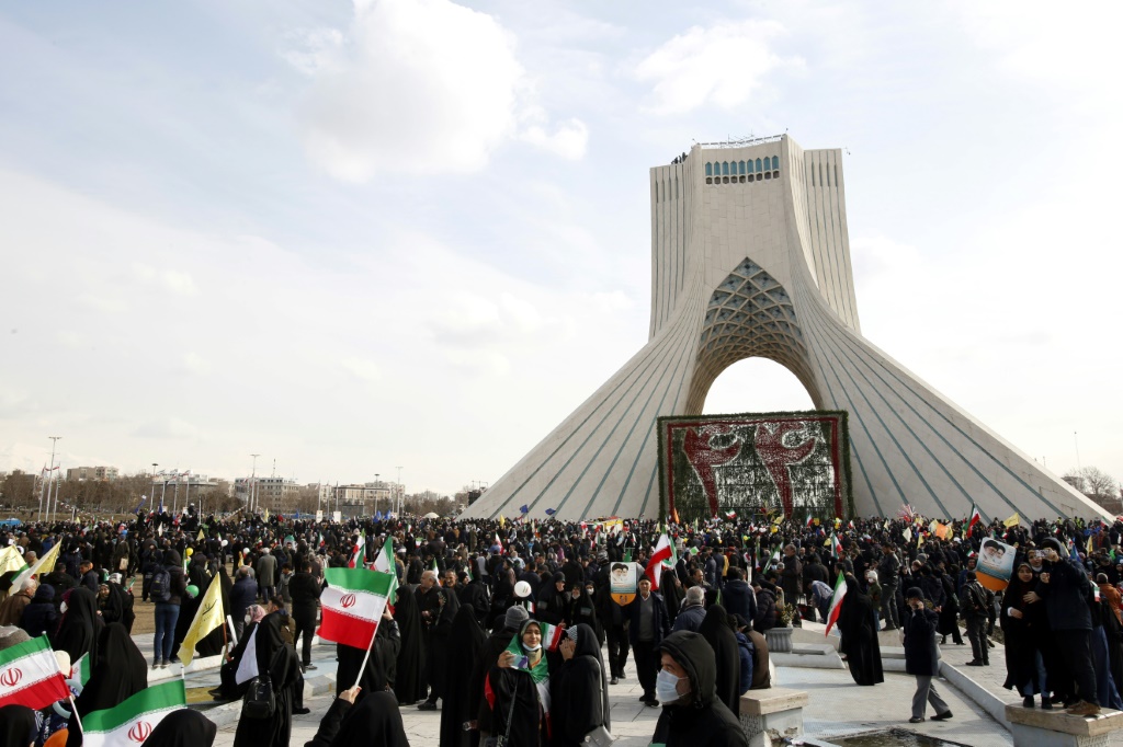   إيرانيون يحيون ذكرى انتصار الثورة الإسلامية في ساحة آزادي بطهران في 11 شباط/فبراير 2023. (ا ف ب)