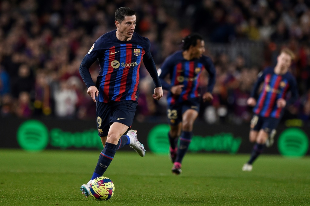أشاد تشافي هرنانديس مدرب برشلونة بالمهاجم البولندي روبرت ليفاندوفسكي لمساعدته في تغيير عقلية النادي (ا ف ب)