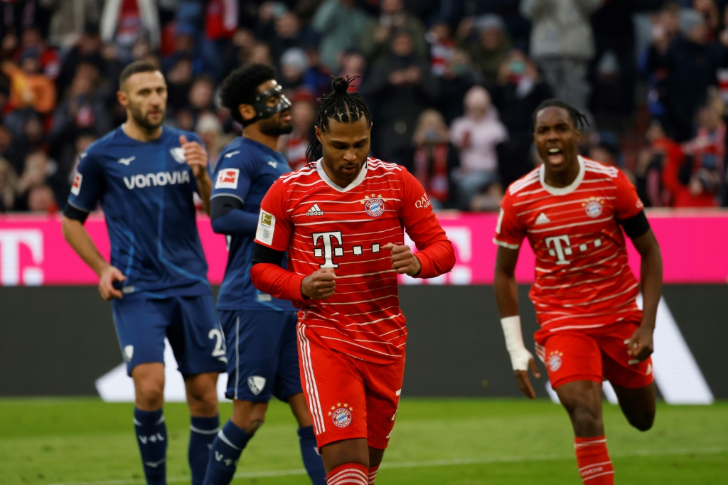 لاعب وسط بايرن ميونيخ الألماني سيرج غنابري يحتفل بتسجيل الهدف الثالث لفريقه خلال مباراة في الدوري الألماني لكرة القدم امام بوخوم في ميونيخ، في 11 شباط/فبراير 2023 (ا ف ب)