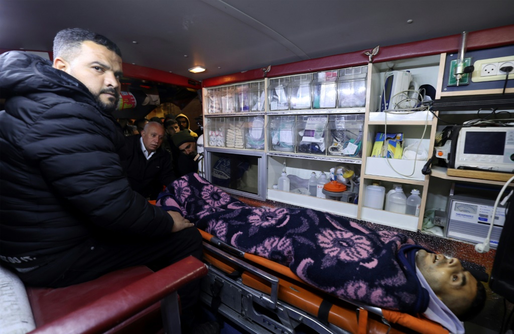 جثمان الفلسطيني مثقال سليمان ريان داخل سيارة اسعاف بعد مقتله برصاص مستوطنين في الضفة الغربية المحتلة في 11 شباط/فبراير 2023 (ا ف ب)