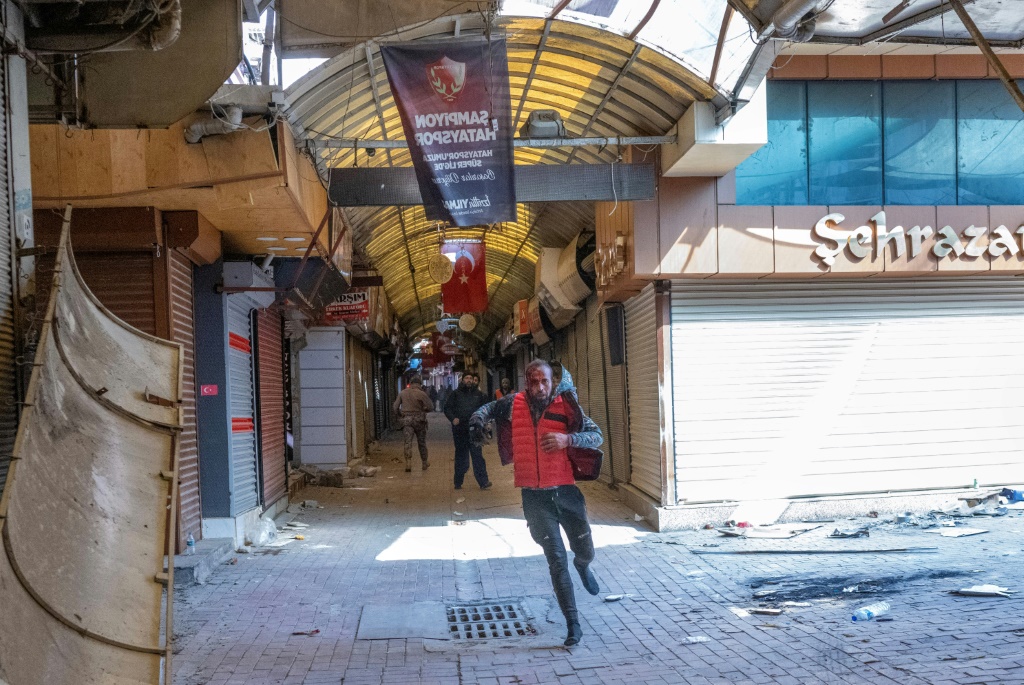 أصحاب المتاجر ، مثل ذلك الموجود في بازار أنطاكيا ، حراسة إلى جانب قوات الأمن ، ومستعدون لمطاردة أي شخص يثير الشكوك (أ ف ب)