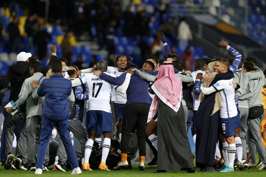 لاعبو الهلال السعودي يحتفلون بالفوز على فلامنغو البرازيلي في نصف نهائي مونديال الأندية في كرة القدم (ا ف ب)