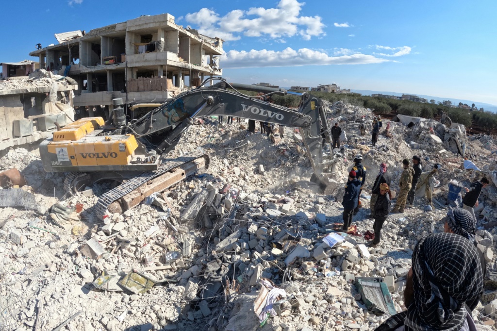 عناصر الإنقاذ يبحثون عن ناجين تحت الركام في جنديرس في سوريا بتاريخ 10 شباط/فبراير 2023 (ا ف ب)