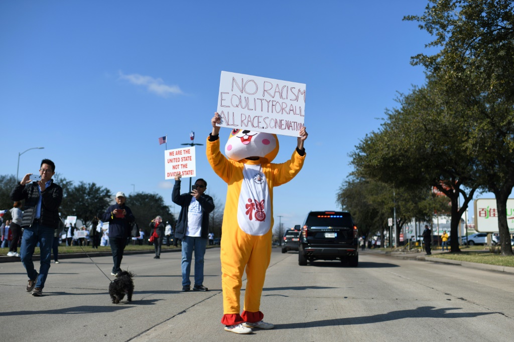 تظاهرة في مدينة هيوستن بولاية تكساس الأميركية ضد مشروع قانون يمنع امتلاك صينيين عقارات، في 11 شباط/فبراير 2023 (ا ف ب)
