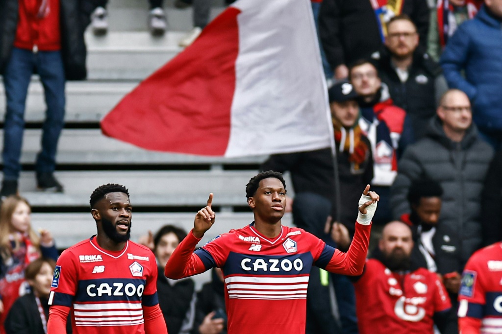 مهاجم ليل الدولي الكندي جوناثان ديفيد (وسط) يحتفل بثنائيته في مرمى رين في الدوري الفرنسي في 12 شباط/فبراير 2023. (ا ف ب)