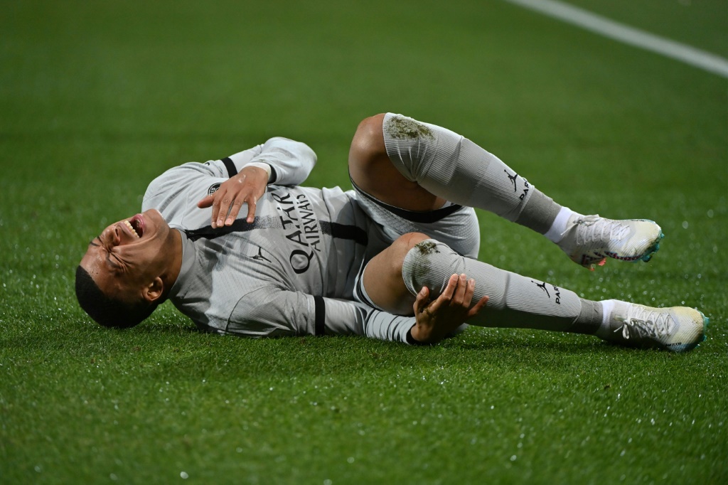 مهاجم باريس سان جرمان كيليان مبابي يتألم بسبب اصابة تعرض لها في المباراة ضد مونبلييه في الدوري الفرنسي في الاول من شباط/فبراير 2023 (ا ف ب)