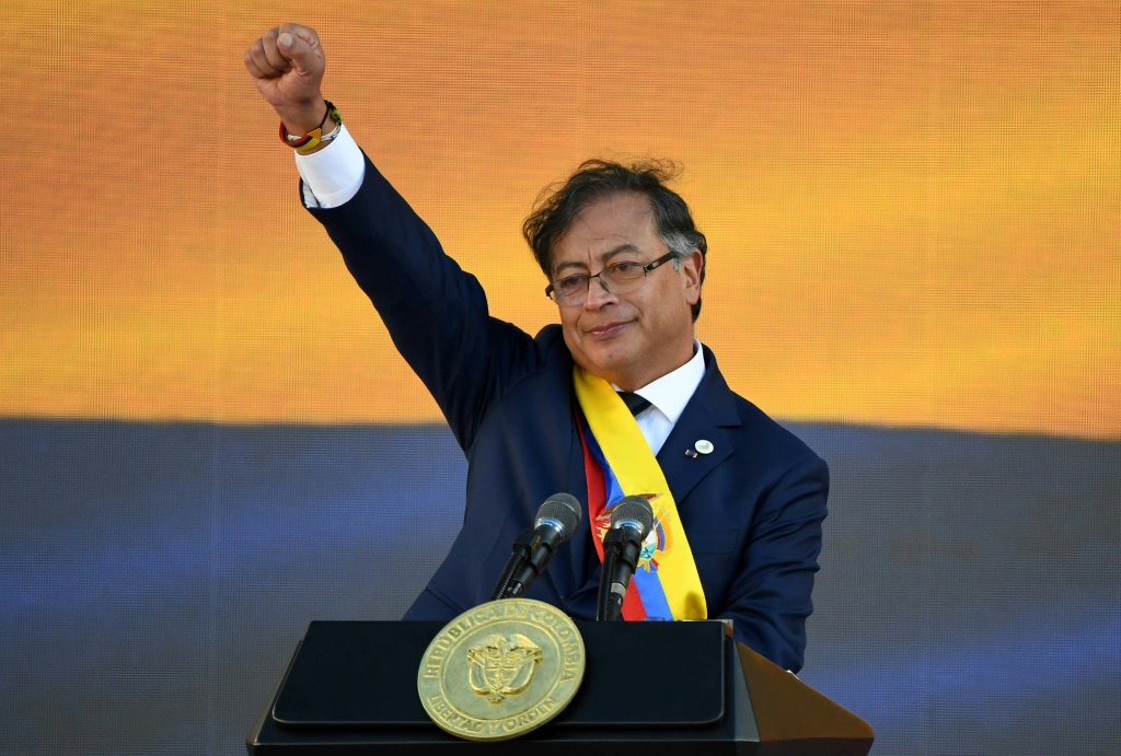 الرئيس الكولومبي غوستافو بيترو في ختام مراسم تنصيبه في بوغوتا في 7 آب/أغسطس 2022 (ا ف ب)