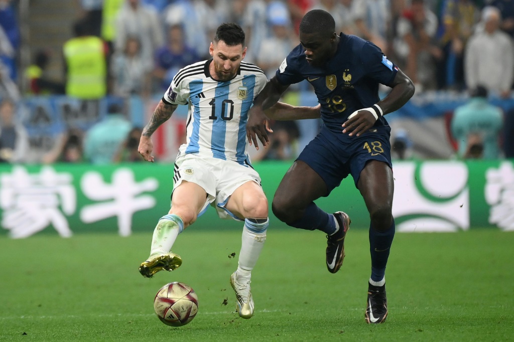  بعد أقل من شهرين من نهائي كأس العالم، سيكون الفرنسي دايو أوباميكانو مجدداً في مهمة جزئية بالإغلاق على ميسي، مع افتراض مشاركة الأرجنتيني في المباراة كما يصرّ غالتييه (ا ف ب)