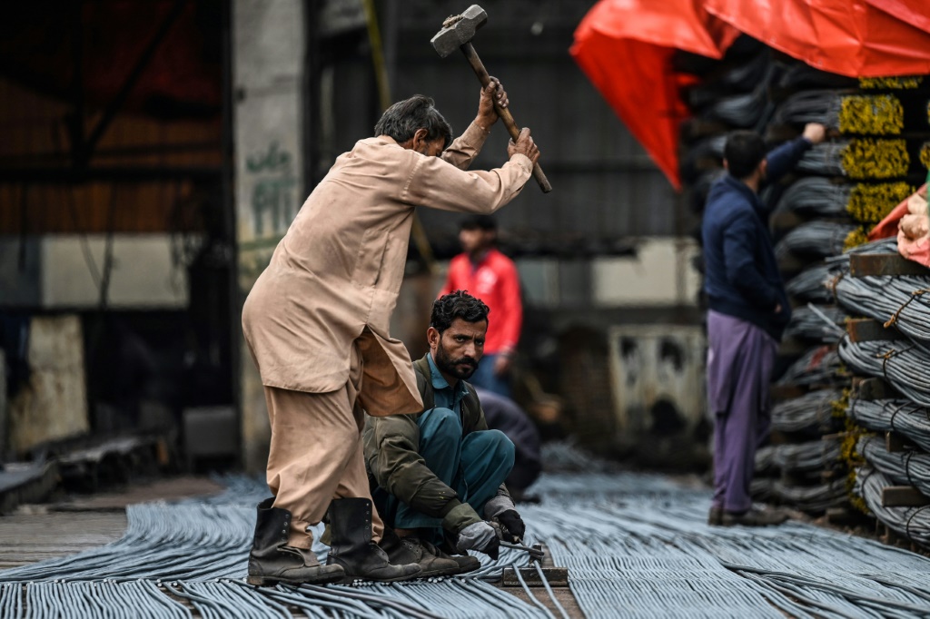 عمال في مصنع للصلب في إسلام أباد (أ ف ب)   