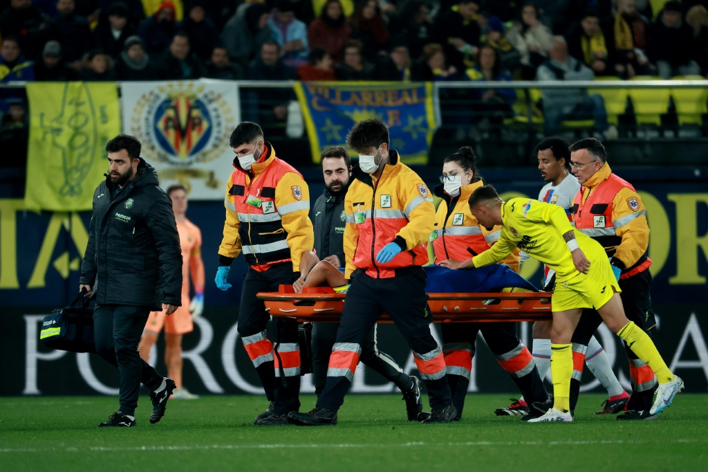 لاعب وسط فياريال الفرنسي فرانسيس كوكلان يغادر الملعب على نقالة خلال مباراة في الدوري الإسباني امام برشلونة في ملعب لا سيراميكا في 12 شباط/فبراير 2023 (ا ف ب)