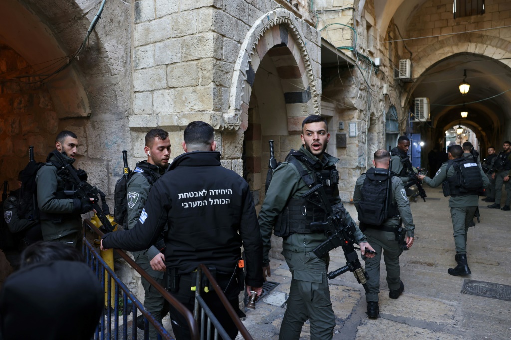 جنود من حرس الحدود الإسرائيليبن في زقاق مغلق في البلدة القديمة بالقدس في أعقاب هجوم بالطعن في 13 شباط/فبراير 2023 (أ ف ب)