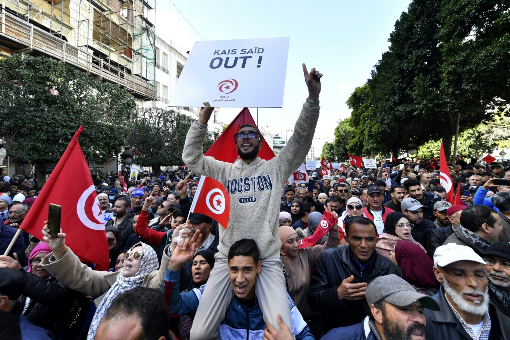     صورة مؤرخة في 14 كانون الثاني/يناير 2023 من تظاهرة ضد الرئيس التونسي قيس سعيد في تونس (أ ف ب)