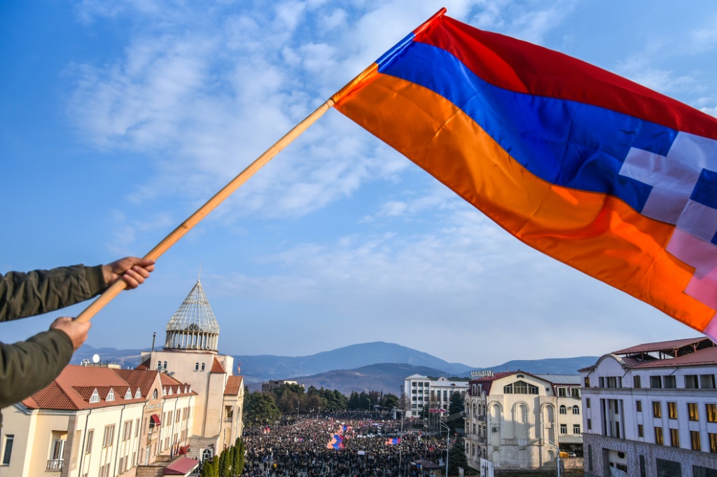 في ديسمبر / كانون الأول ، احتشد الآلاف في ناغورنو كاراباخ للاحتجاج على الحصار المفروض على الوصلة البرية الوحيدة لأرمينيا (أ ف ب)   