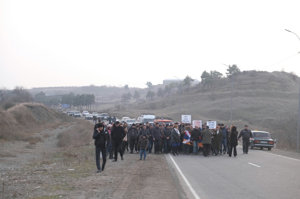    المتظاهرون الأرمن يسيرون في مسيرة إلى نقطة تفتيش تابعة لقوات حفظ السلام الروسية خارج ستيباناكيرت في ديسمبر (أ ف ب)
