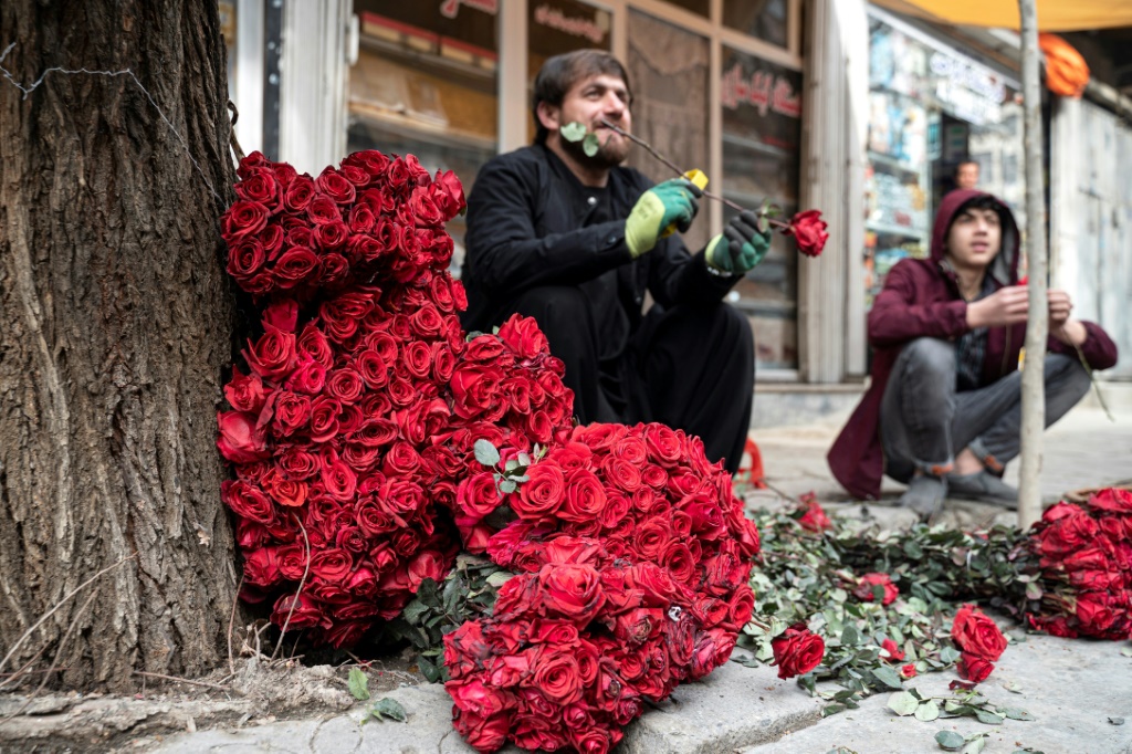    بائعو أزهار في 14 شباط/فبراير 2023 في شارع في العاصمة الأفغانية كابول حيث منعت حركة طالبان الاحتفال بعيد الحب (ا ف ب)