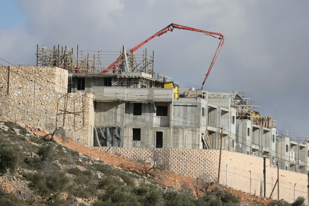    تتقدم أعمال البناء على قدم وساق في مستوطنة مجداليم الإسرائيلية في الضفة الغربية المحتلة ، وهي جزء من سياسة أثارت انتقادات الغرب للحكومة المتشددة التي تولت السلطة في ديسمبر. (أ ف ب)