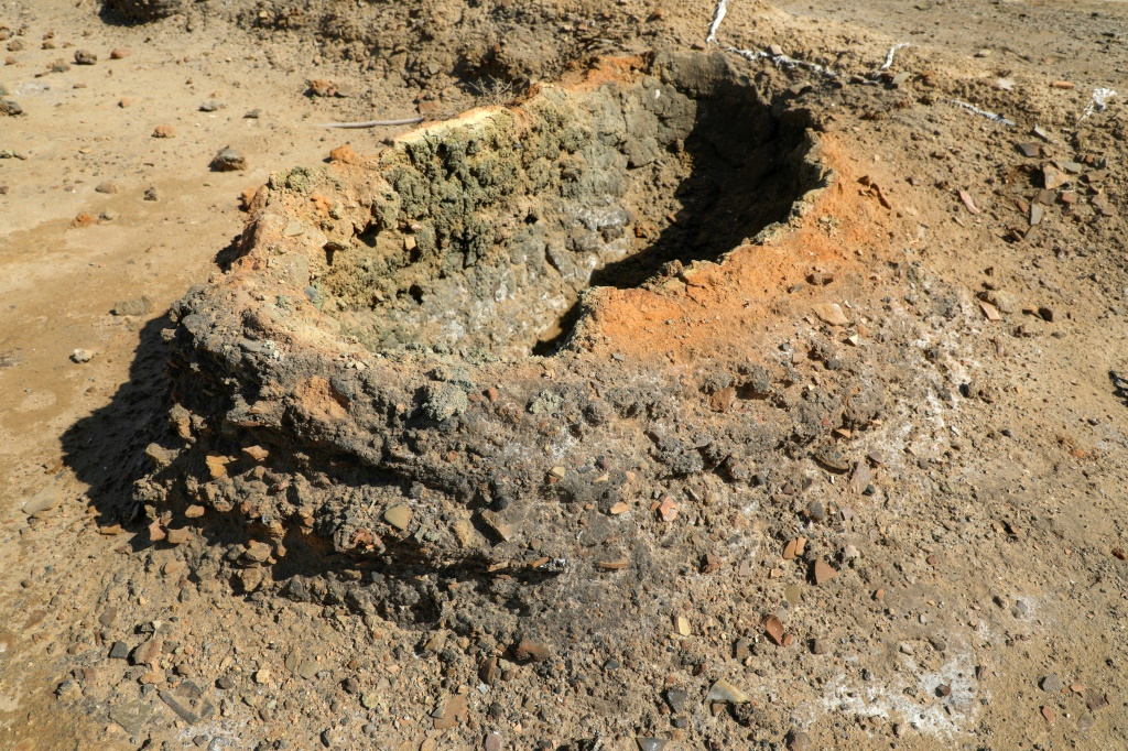 صورة التقطت في 11 شباط/فبراير 2023 لفرن من الطين في الحانة المكتشفة بموقع مدينة لغش الأثرية في جنوب العراق (ا ف ب)