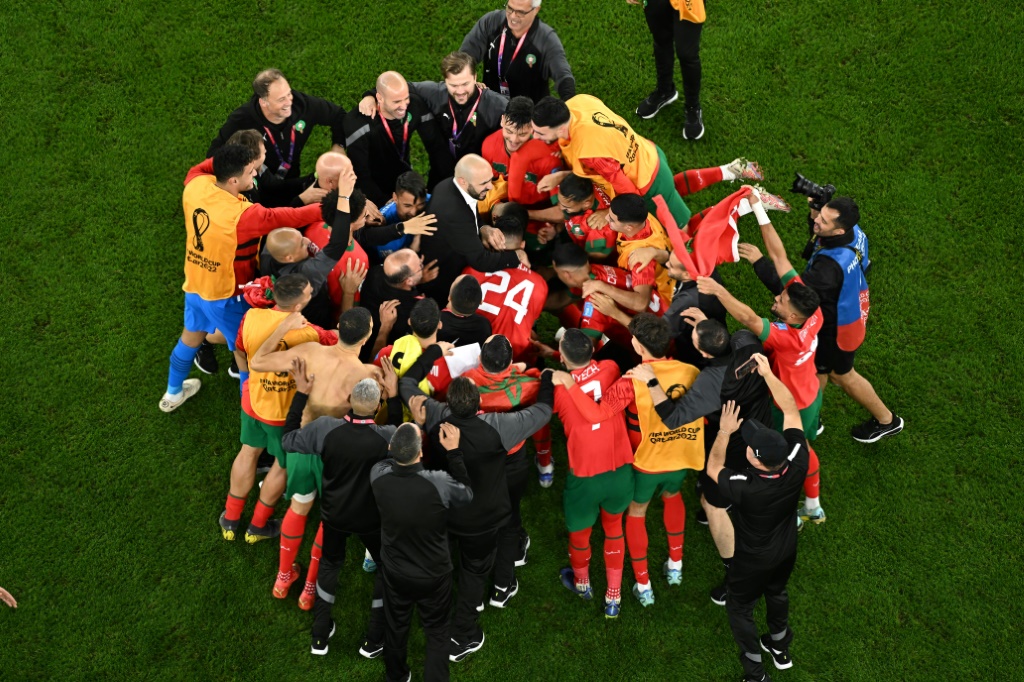 لاعبو المنتخب المغربي يحتفلون بتأهلهم الى نصف نهائي مونديال قطر في العاشر من ديسمبر 2022. (ا ف ب)