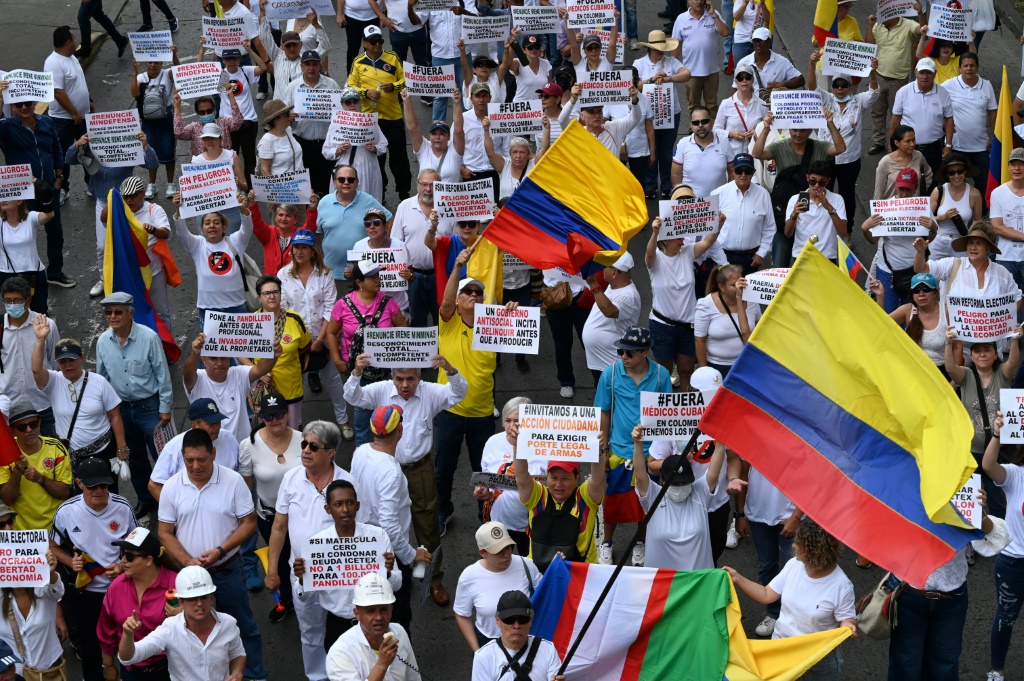 تظاهرة ضد إصلاحات الرئيس الكولومبي غوستافو بيترو في مدينة كالي في 15 شباط/فبراير 2023 (ا ف ب)