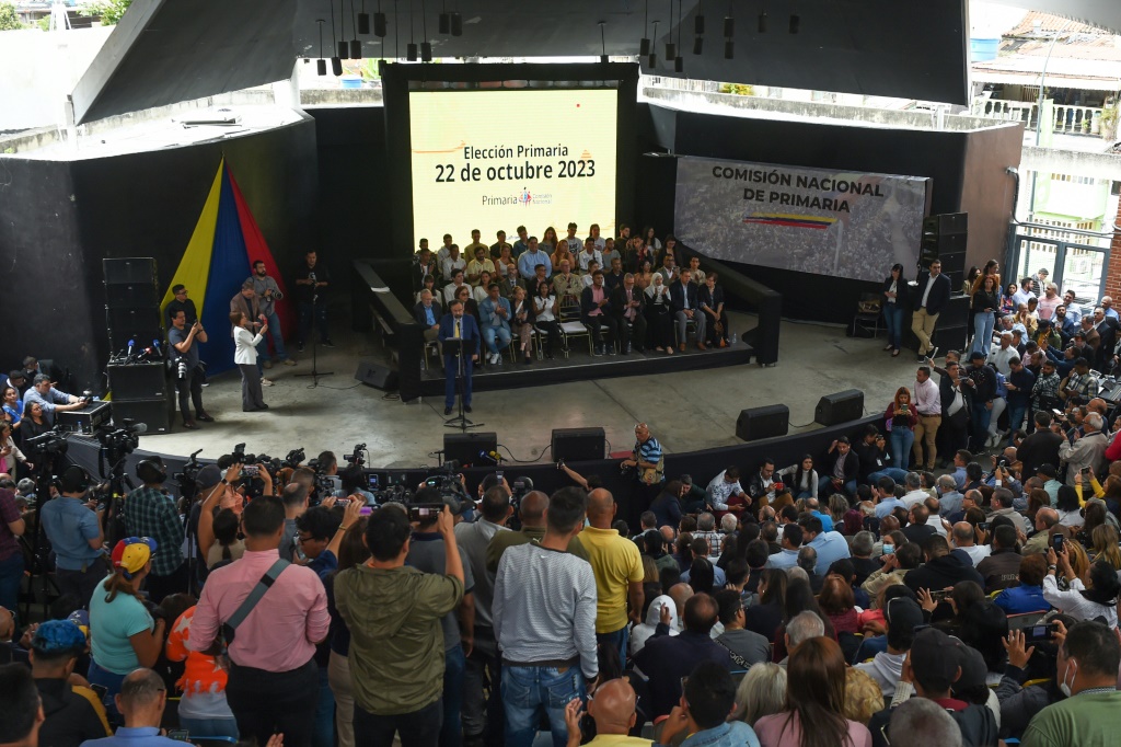 رئيس اللجنة الوطنية للانتخابات التمهيدية للمعارضة الفنزويلية خيسوس ماريا كازال يلقي كلمة في تجمع في كراكاس في 15 شباط/فبراير 2023 (ا ف ب)