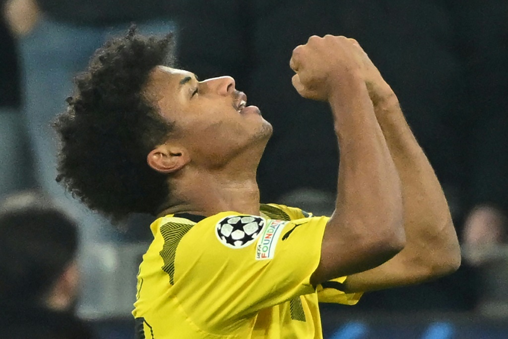 مهاجم بوروسيا دورتموند كريم أديمي يحتفل بتسجيله هدف الفوز في مرمى تشلسي الانكليزي (1-صفر) في دورتموند في ذهاب ثمن نهائي مسابقة دوري أبطال أوروبا في 15 شباط/فبراير 2023 (ا ف ب)