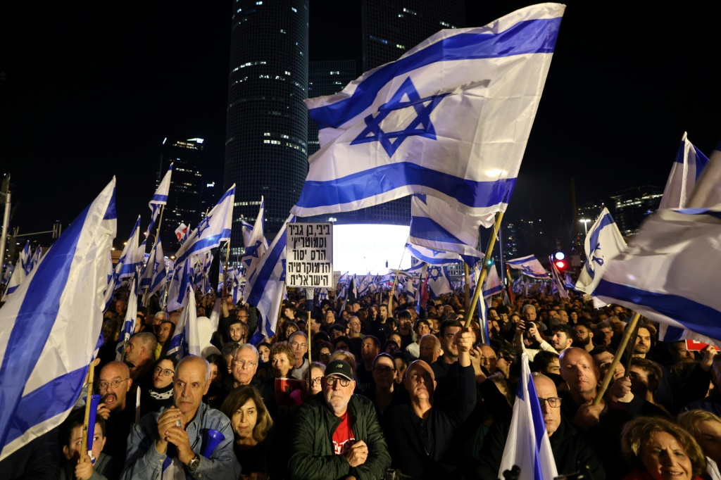 إسرائيليون يتظاهرون ضد حكومة رئيس الوزراء بنيامين نتانياهو اليمينية المتطرفة في تل أبيب في 21 كانون الثاني يناير 2023 (ا ف ب)