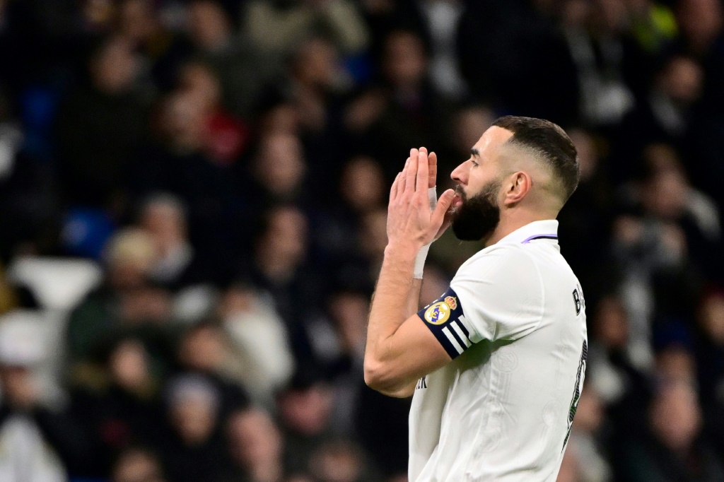 قائد ومهاجم ريال مدريد الفرنسي كريم بنزيمة يحتفل بهز شباك إلتشي في الدوري الإسباني في 15 شباط/فبراير 2023 (ا ف ب)