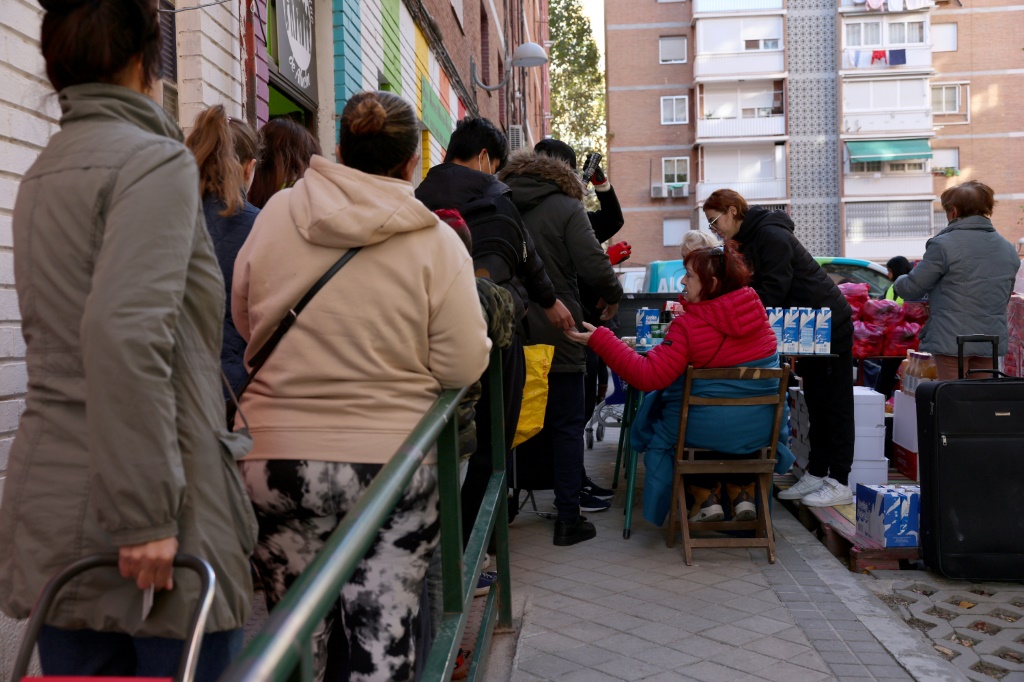 صف انتظار للحصول على مساعدات غذائية أمام جمعية محلية في حي ألوتشي بالعاصمة الإسبانية مدريد في 19 تشرين الثاني/نوفمبر 2022 (ا ف ب)