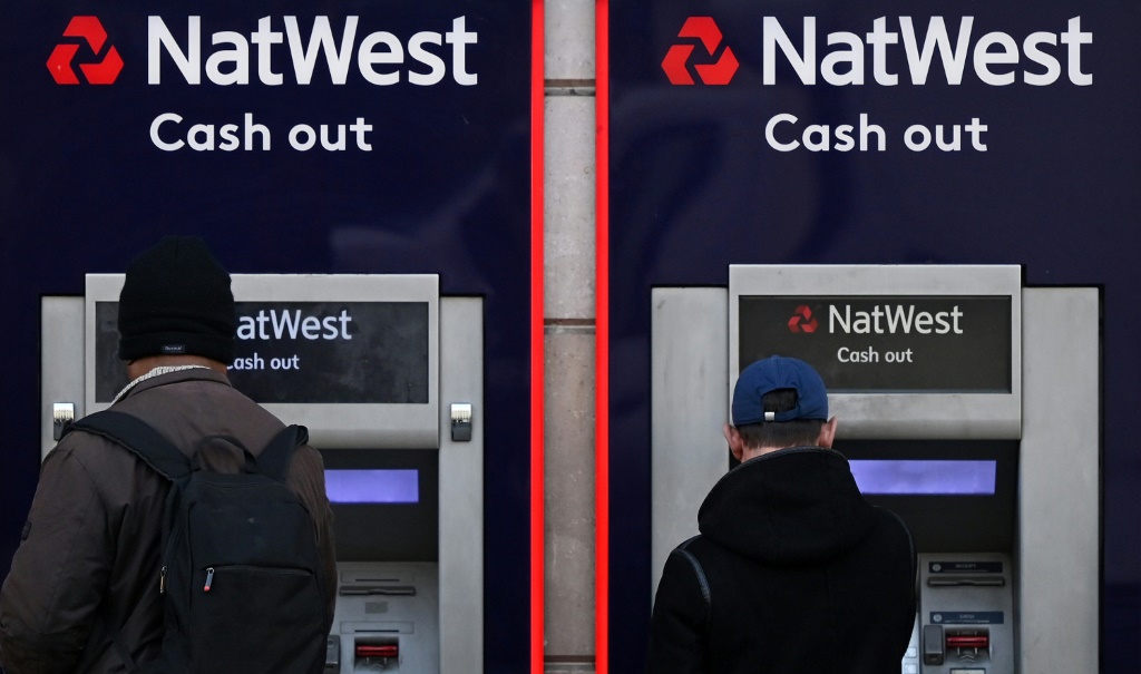     انخفض سعر سهم NatWest على الرغم من نتائج أرباحها الوفيرة (ا ف ب)