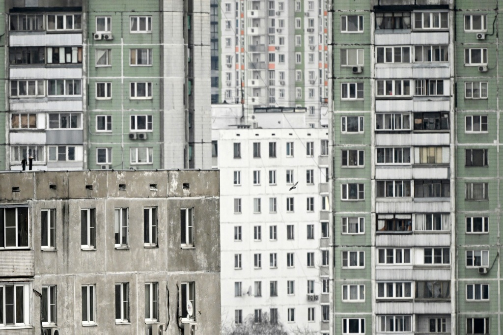    حمامة تطير فوق المباني السكنية في إحدى ضواحي موسكو في 10 شباط/فبراير 2023 (أ ف ب)