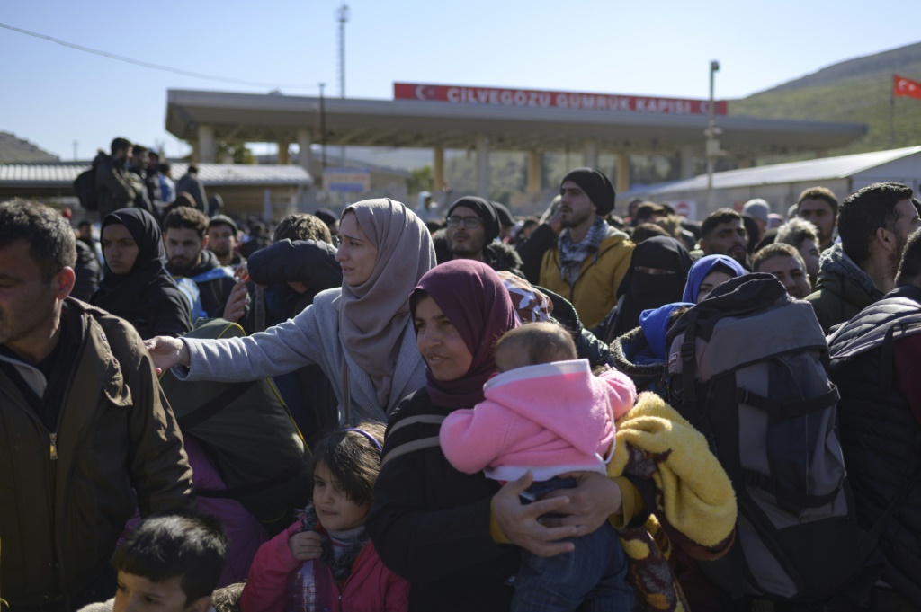 سوريون مقيمون في هاتاي ينتظرون عبور الحدود التركية إلى بلدهم بعد أن تضرروا جراء الزلزال عند بوابة سيلفيغوزو الحدودية في 17 شباط/فبراير 2023 (ا ف ب)