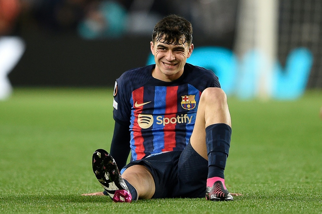 بيدري لاعب وسط برشلونة بعد تعرضه لاصابة في الفخذ خلال ذهاب الملحق المؤهل الى الدور ثمن النهائي من الدوري الاوروبي "يوروبا ليغ" ضد مانشستر يونايتد على ملعب كامب نو في 16 شباط/فبراير 2023 (ا ف ب)