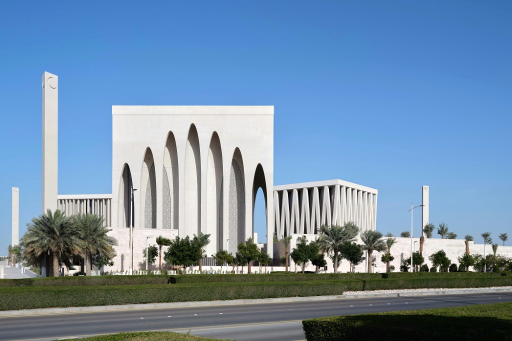 صورة نشرتها دار العائلة الإبراهيمية في 17 شباط/فبراير 2023 للمركز الذي تم افتتاحه حديثًا في أبو ظبي ويضم مسجدًا وكنيسة وأول كنيس رسمي في البلاد بهدف تعزيز التعايش بين الأديان (ا ف ب)