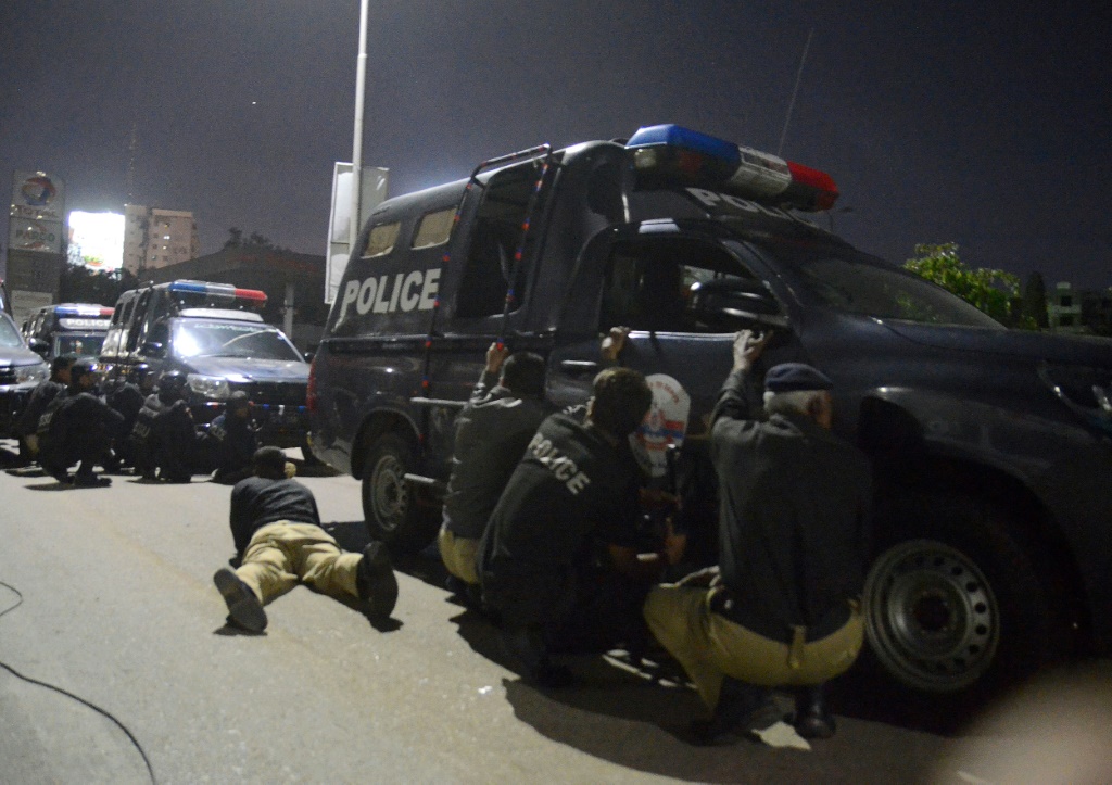 شرطيون يتمركزون قرب مجمع للشرطة يتعرض لهجوم تبنته حركة طالبان باكستان في كراتشي بجنوب البلاد في 17 شباط/فبراير 2023 (ا ف ب)