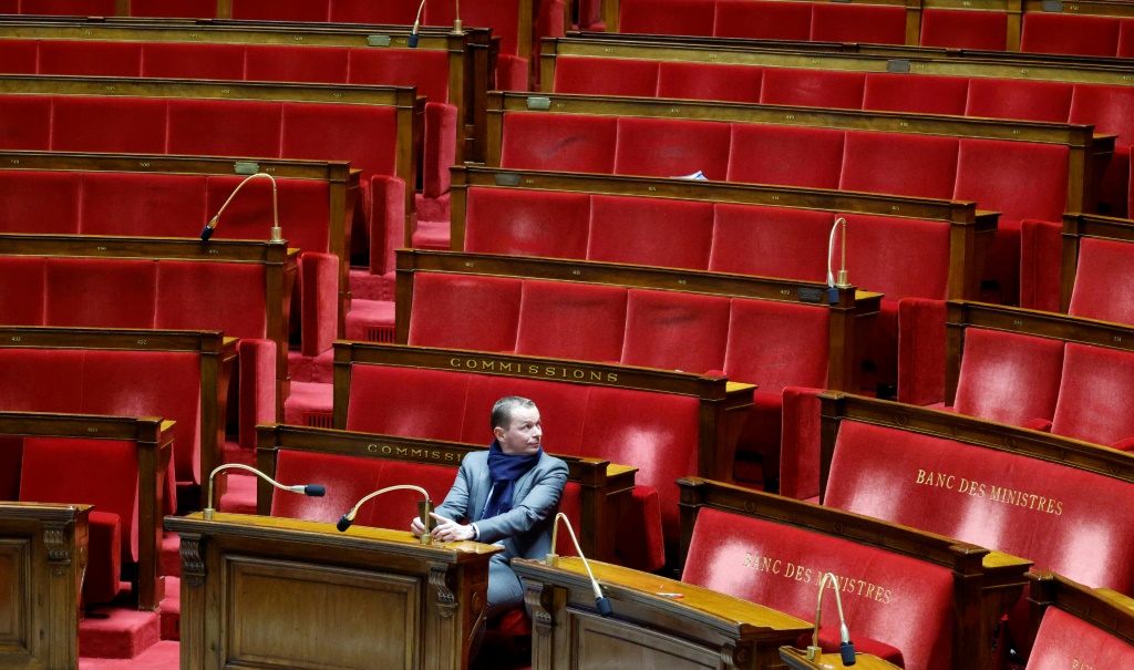 وزير العمل الفرنسي أوليفييه دوسو في الجمعية الوطنية في باريس بانتظار نتائج تصويت بحجب الثقة بعد مناقشات حول تعديل نظام التقاعد في 18 شباط/فبراير 2023 (ا ف ب)