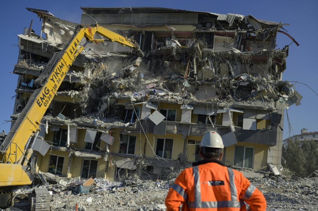 مبنى متهدم في مدينة هاتاي بتركيا في 17 شباط/فبراير 2023 بفعل الزلزال الذي وقع في 06 شباط/فبراير 2023 (ا ف ب)