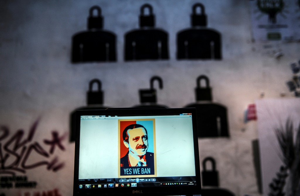     أرشيفية للقطة لشاشة حاسوب تحمل صورة الرئيس التركي رجب طيب إردوغان مذيّلة بعبارة "نعم نحن نحظر" (أ ف ب)