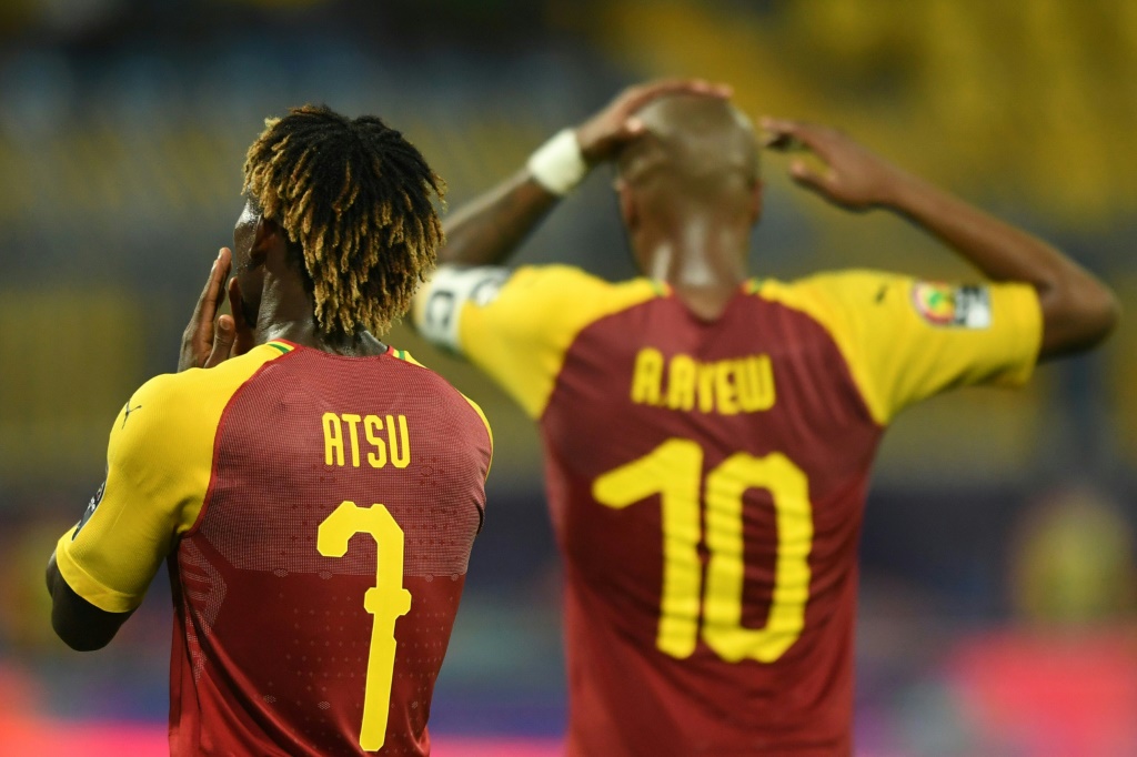 لاعبا منتخب غانا كريستيان أتسو (يسار) وأندريه أيوو خلال المباراة ضد بنين في كأس أمم إفريقيا في مدينة الاسماعيلية المصرية في 25 حزيران/يونيو 2019. (ا ف ب)