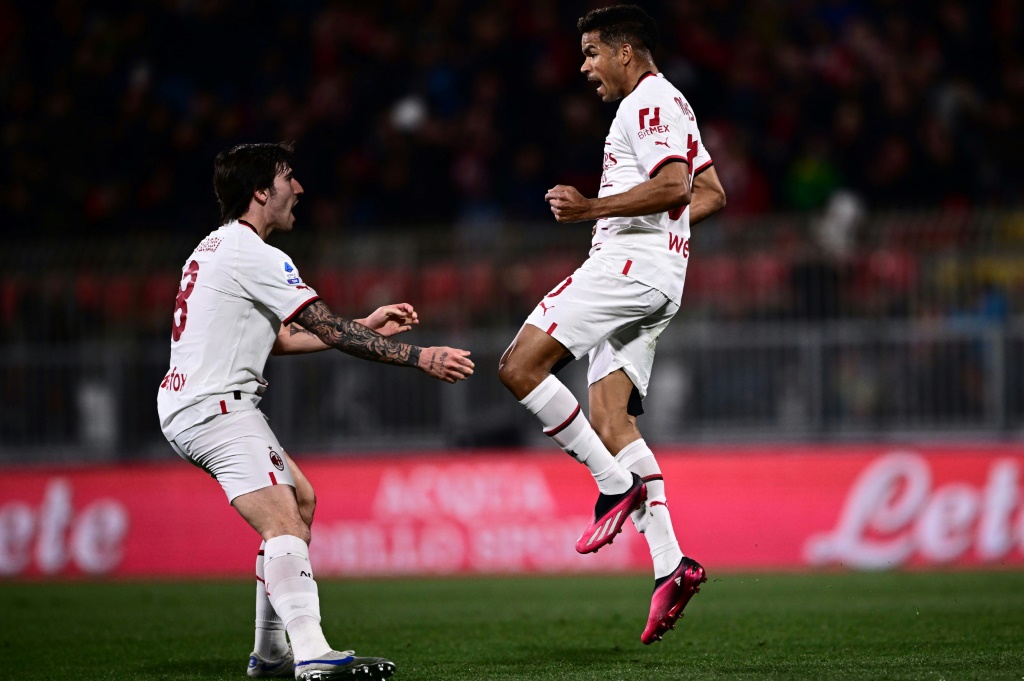 البرازيلي ميسياس (يمين) يحتفل مع زميله ساندرو تونالي بتسجيل هدف الفوز لميلان في مرمى مونتسا. 18 شباط/فبراير 2023 (ا ف ب)