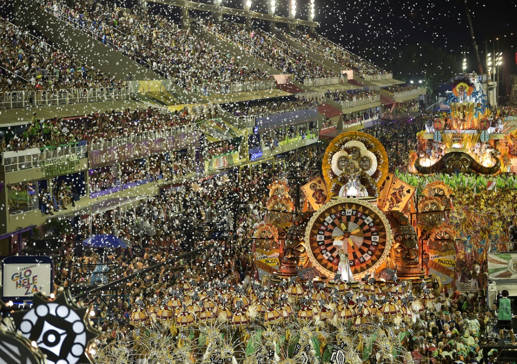 "الملك مومو"، "الحاكم" الرمزي لكرنفال ريو دي جانيرو يحمل مفتاح المدينة خلال حفلة الافتتاح الرسمي للكرنفال بتاريخ 17 شباط/فبراير 2023 (ا ف ب)