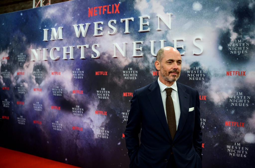 المخرج الألماني إدوارد برغر قبل العرض الأول لفيلمه "آل كوايت أون ذي ويسترن فرونت" في برلين في 27 أيلول/سبتمبر 2022 (ا ف ب)