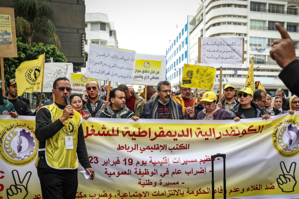    نقابيون مغاربة خلال وقفة احتجاجية على الغلاء في العاصمة الرباط في 19 شباط/فبراير 2023 (أ ف ب)