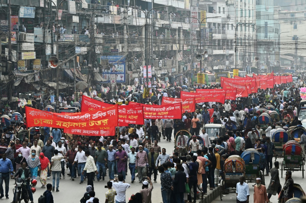 ناشطون من حزب المعارضة في بنغلادش يشاركون في تظاهرو في دكا بتاريخ 31 كانون الثاني/يناير 2023 (ا ف ب)