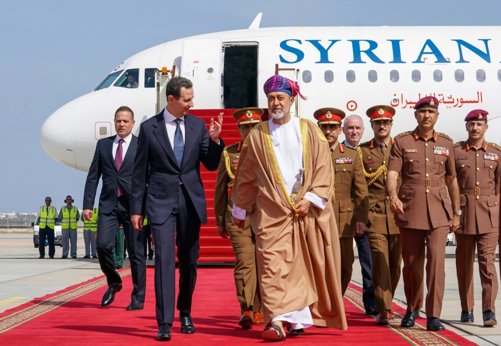 صورة نشرتها وكالة الأنباء السورية "سانا" لاستقبال سلطان عُمان هيثم بن طارق (يمين) الرئيس بشار الأسد في مسقط في 20 شباط/فبراير 2023 (ا ف ب)