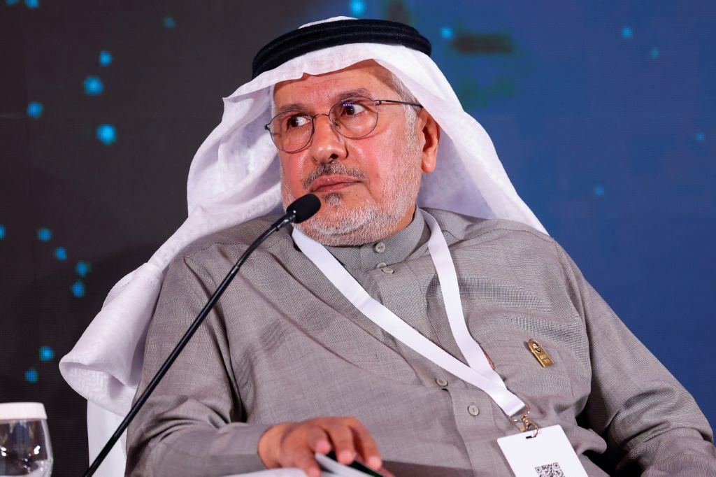 الدكتور عبد الله الربيعة المشرف العام على مركز الملك سلمان للإغاثة والمساعدات الإنسانية يتحدث خلال اليوم الأول من منتدى الرياض الإنساني الثالث في الرياض في 20 شباط/فبراير 2023 (ا ف ب)