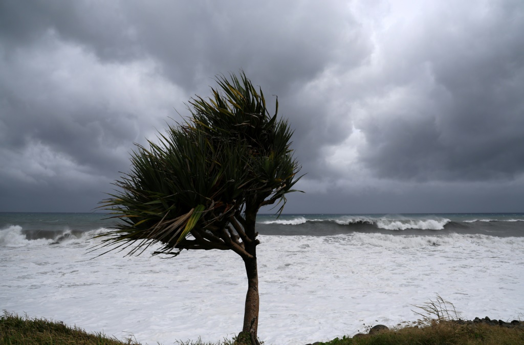 تحطمت الأمواج القوية التي يقودها إعصار فريدي في الخط الساحلي بالقرب من قرية سانت آن ، في جزيرة لا ريونيون الفرنسية فيما وراء البحار. (أ ف ب)