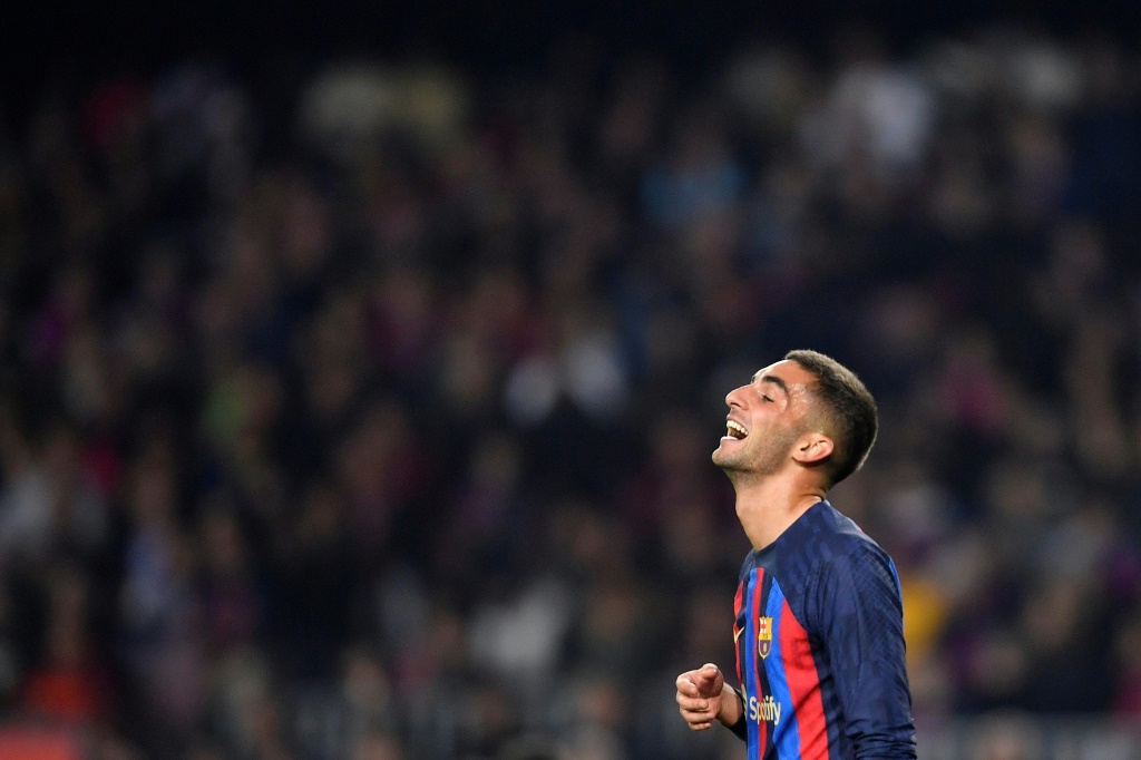 مهاجم برشلونة الاسباني فيران توريس خلال مباراة فريقه أمام قادش في الدوري الاسباني على ملعب كامب نو في 19 شباط/فبراير 2023 (ا ف ب)