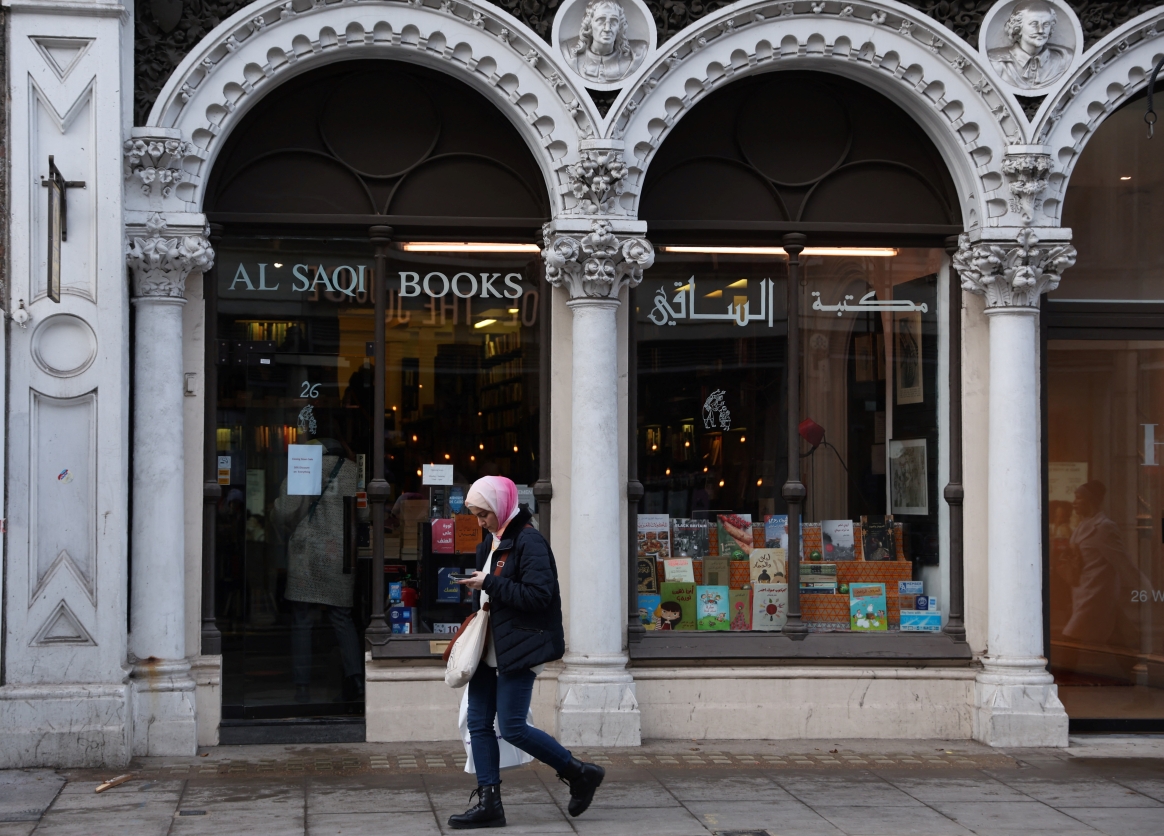 امرأة تمر من أمام مكتبة الساقي المتخصصة بكتب الشرق الأوسط، غرب لندن ، في 14 ديسمبر 2022. (المجلة)