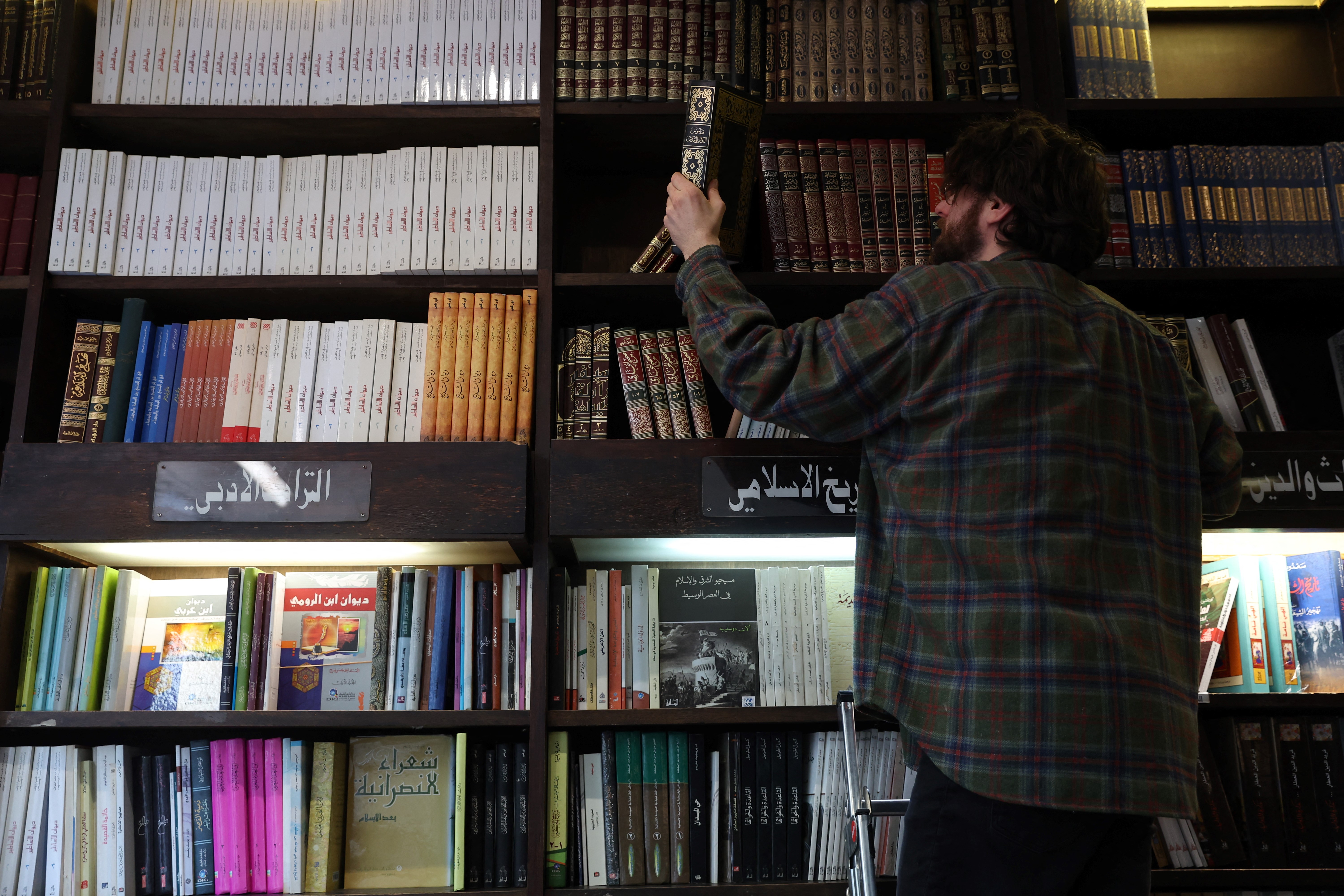 مكتبة "الساقي" تمنح زوارها فرصة للاطلاع على أبرز الإصدارات الحديثة في العالم العربيّ. (المجلة)