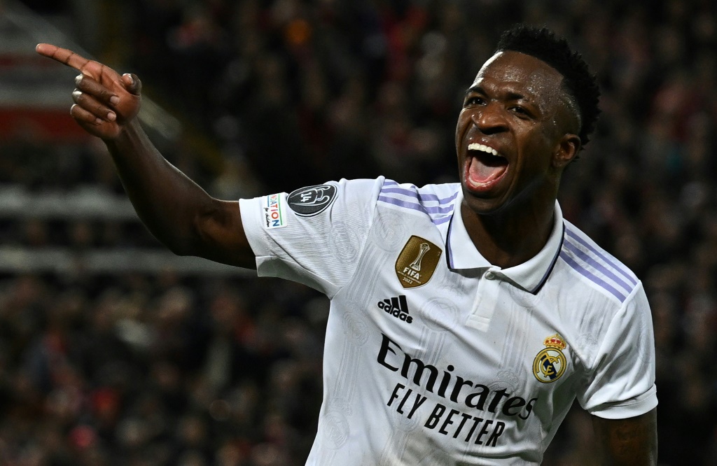 مهاجم ريال مدريد البرازيلي فينيسيوس جونيور يحتفل بتسجيله الهدف الثاني الشخصي له في مرمى ليفربول في ذهاب ثمن نهائي مسابقة دوري أبطال أوروبا على ملعب أنفيلد في 21 شباط/فبراير 2023 (ا ف ب)